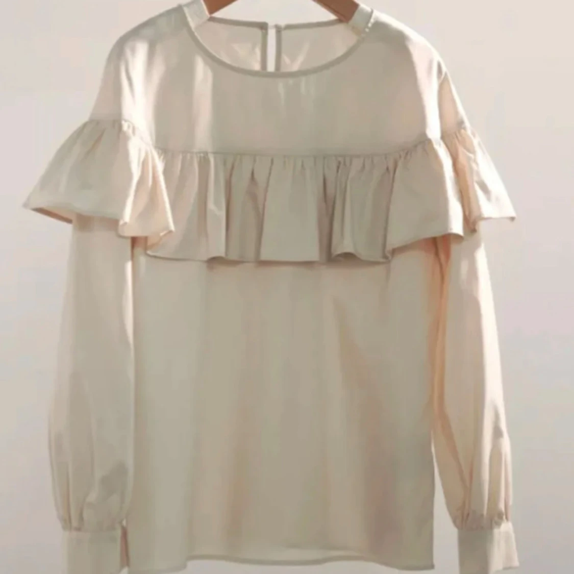 Vit blus med volangdetalj - 2