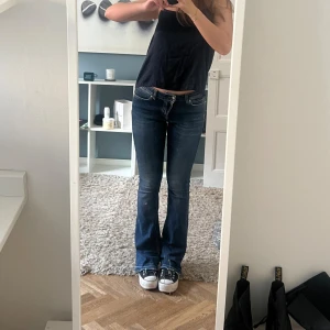 Snygga jeans!!  - Sjukt snygga lågmidjade bootcut jeans från Hunkydory! Såå sköna med stretch och den perfekta färgen som passar till allt💗 några mindre slitningar, kan skicka bild på vid förfrågan! Midjemått 37cm, innerbenslängd 85cm🥰
