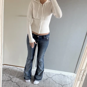 Offwhite stickad hoodie från Gina Tricot - Säljer en mysig offwhite stickad hoodie från Gina Tricot. Den har dragkedja framtill och en huva med snören. Prislappen är kvar då den endast är testad. Slutsåld på hemsidan