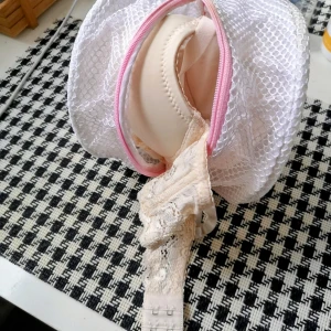 2st BH-tvättpåsar i nät - 50KR för båda två. Det är lite jobbig att tvätta BH med händerna varje gång, stoppa dem i en påse istället. Tvättpåsar är perfekt för att hålla BH skyddade medan du tvättar dem. Konstruerad med blixtlås som skyddar andra plagg i tvättmaskinen från att skadas. 