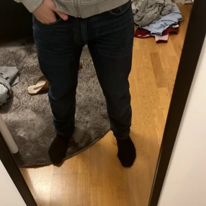 Mörkblå jeans från Dressmann - Säljer ett par mörkblå jeans från Dressmann i regular fit. Perfekta för en avslappnad stil med en klassisk look. Midjan är midwaist och byxorna har en rak passform.