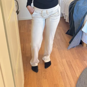 Vita juicy couture mjukis byxor - Säljer ett par vita juicy couture mjukis byxor med snörning i midjan. fickor fram och bak. Perfekta och bekväma. Inga defekter!