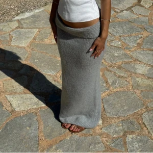 Grå stickad långkjol - Jättefin grå stickad långkjol från design by si som är helt ny med prislapp då den tyvärr inte passade mig🩷storlek: xs/s