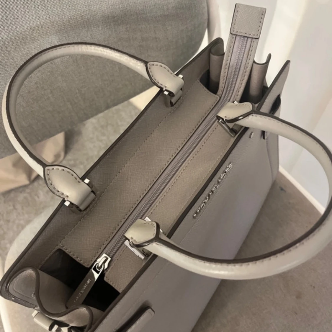 Grå handväska från Michael Kors - 1