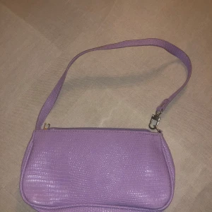 Lila axelväska - ,