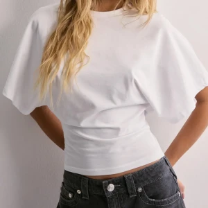 Vit kortärmad topp - Säljer denna tröja från Nelly. Har kvar prislappen, skriv för fler bilder.