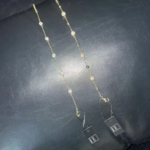 armband från SNÖ of Sweden - 2 stycken armband från snö of sweden säljer båda för 300 jätte fina helt nya