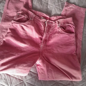 Pink jeans  - Säljer ett par rosa jeans. De är små (hadde de i 7an). Jätte fina på baksidan, de är litte mer Mom-jeans. Har en litten hål, nere på knä (kan se på bilden 5) 🩷🩷