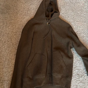 Brun hoodie med dragkedja - Säljer en brun hoodie i gött material från mango. Storlek S