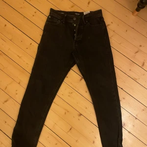 Svarta jeans  - Snygga svarta jeans med en loose fit från märket Jack & Jones. Storlek 27/30