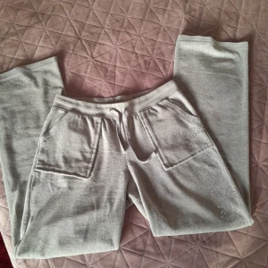 Juicy Couture mjukisbyxor - Snygga grå mjukisbyxor från 20s Juicy Couture. Str. XXL, har aldrig gjort de, köptes på plick, var för stora för mig. Skön och bra material 🩶🩶
