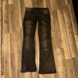 Mörkgrå jeans  - Snygga mörkgrå bootcut jeans från Brandy Melville i storlek S. De är liiite ljusare än på de första bilderna så färgen är mer som på sista🥰