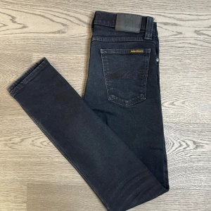 Nudie jeans  - Säljer ett par nudie jeans i storleken 28/32 och är i mycket bra skick. Om du har några frågor om mått eller något annat skriv jätte gärna