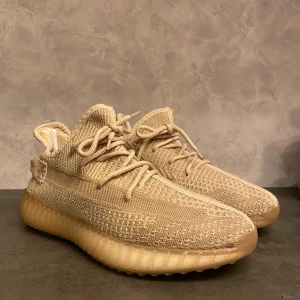  Adidas Yeezy Boost 350 V2 strl 43 - Säljer mina yeezy 350 V2 pga att jag har växt ur dem