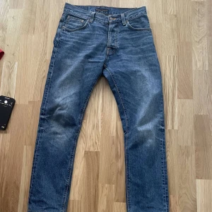 Nudie jeans - Sköna nudie slim fit jeans i bra skick. Passar mellan 165-175. Modell fearless freddie