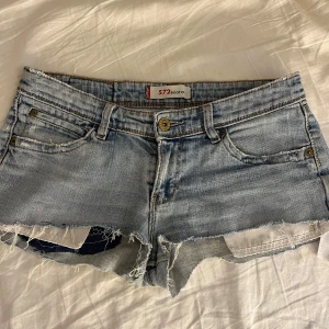 Blå jeansshorts från Levi's - Har inga mått eller fler bilder, så snygga och så bekväma! Möts bara upp🥰.
