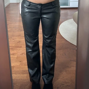 Lowwaist skinnbyxor nelly !! - Helt nya & slutsålda lowwaist skinnbyxor från Nelly med prislappar kvar i storlek 40, passar mig som vanligtvis har M i byxor💓Nypris: 600kr