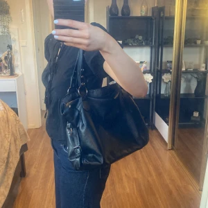 så snygg svart läderväska med detaljer - Helt ny🌻