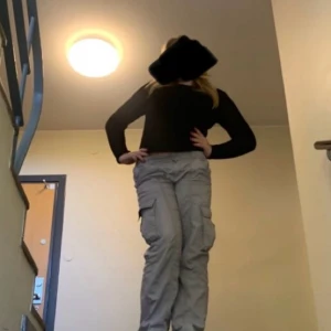 Grå cargobyxor från H&M Divided - Säljer ett par grå cargobyxor från H&M Divided. Byxorna har flera praktiska fickor och en elastisk midja för extra komfort. Perfekta för en avslappnad stil.