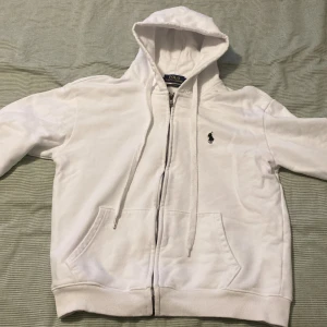 Vit hoodie från Ralph Lauren - Säljer en vit Ralph lauren hoodie  som har varit använd några gånger men är fortfarande i bra kondition. Storlek S man kan passa M.