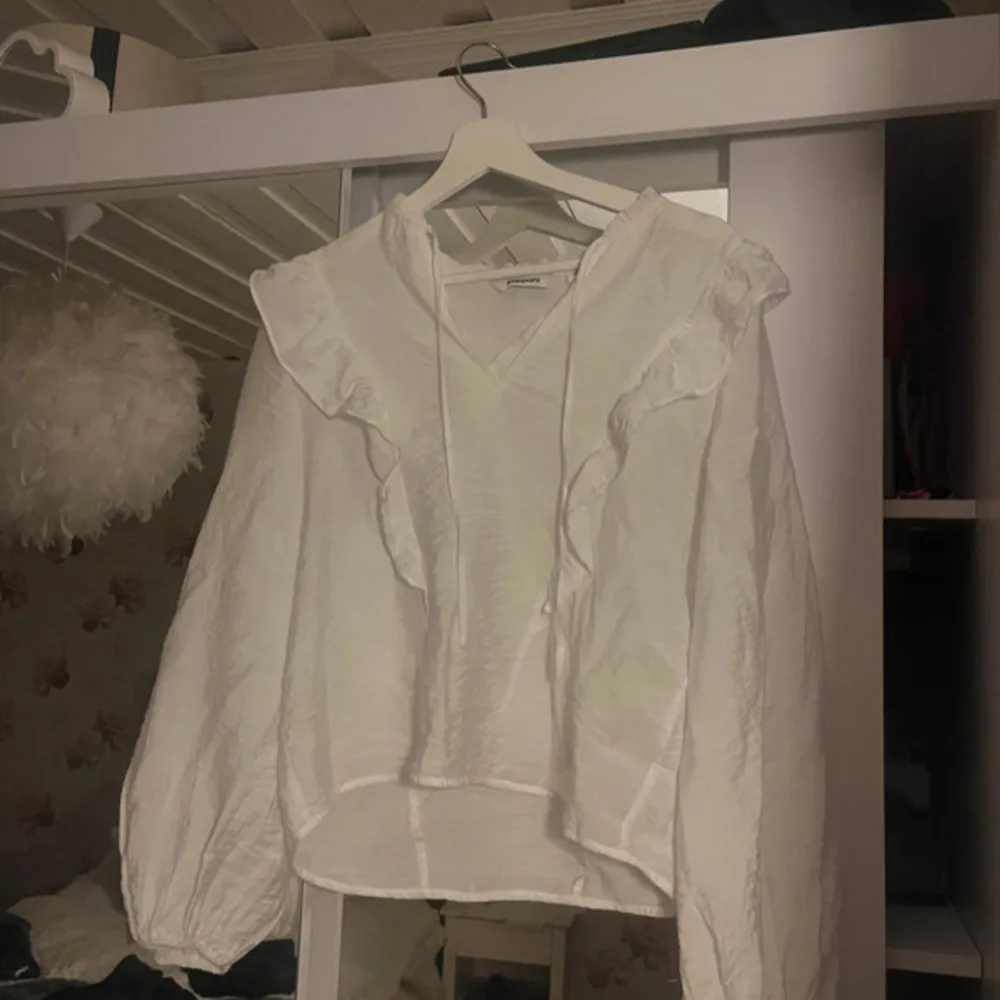 Jättefin blus! Har en prick på ryggen som man ser på sista bilden. Pricken går inte bort men är inte stor.. Puserot.