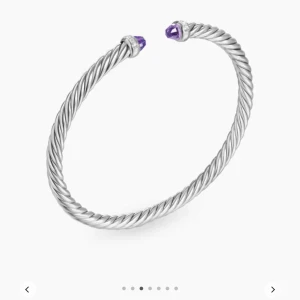 David Yurman silverarmband med ametist - Snyggt cable flex silverarmband från David Yurman 5mm med öppet avslut och lila ametiststenar på ändarna. Runt stenarna sitter små pavé- set diamanter. Perfekt för dig som gillar statement-accessoarer med exklusiv känsla. Går inte att köpa i Europa eller importeras, köpte i butik i usa 