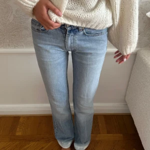 Ljusblå raka jeans med vintagekänsla - Säljer ett par ljusblå jeans med raka ben och klassisk femficksmodell. W29 L32 Jag är 176 och de är långa på mig!! Jeansen har låg midja och  detaljer på bakfickorna.  superbekväma i mjuk denim.