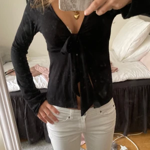 Knyttopp  - Supersnygg svart knyttopp från Gina Tricot. Sparsamt använd