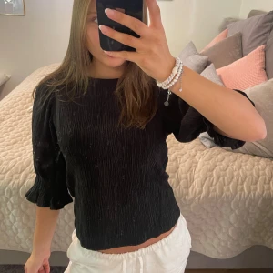 svart blus - säljer denna super fina blus från lindex!!🙏🏼🙏🏼💕💕