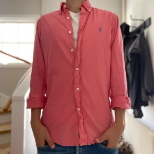 Ralph Lauren skjorta  - Ralph Lauren skjorta i mycket bra skick🌸| Storlek: S | Jag är 182cm och väger 65kg📏| Skriv vid frågor eller diskussion om pris🤝🏼| Frakt inom 48h📦 