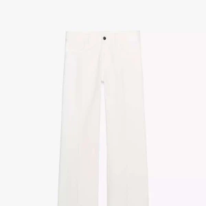 Zara jeans - Säljer ett par vita flare jeans från Zara i modellen The Fold Up Flare. Byxorna har lågmidja och är bootcut. Helt oanvända, säljer pågrund för  av liten i storleken. Passade inte mig som vanligt vis har storlek 34/36☺️ kontakta för mer info, tex mått eller fler bilder!