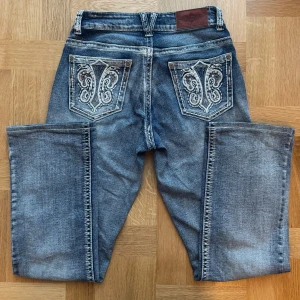 Y2K byxor med strass design från Stars & Stripes - Jättesnygga y2k inspirerade byxor från Stars & Stripes. Dom är omsydda för att passa mig som är 160. Byxorna är i midwaist/lowrise. Jätte sköna och är i perfekt skick! Pris går alltid att diskuteras. Fler frågor så är det bara att DM’a!!