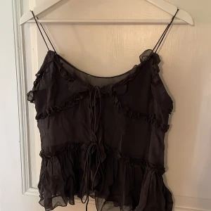 Linne från zara  - Supersöt linne från zara i storlek xs-s i mörkgrå. 