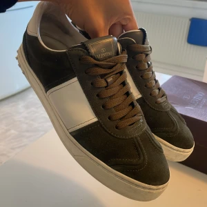 Valentino Flycrews - Valentino flycrews! Ett par mörkgröna flycrews i storlek 39 men passar upp till 41. Allt tillkommer även ett par extra snören, finns tecken på användning så som heel drag och 1 nit borta. Fler frågor? Kontakta mig!