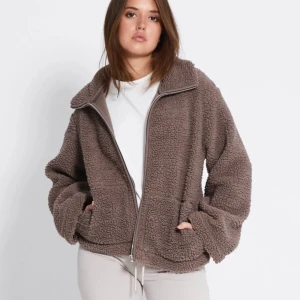 Pilejacka från Lager157  - Denna populära pilejacka från Lager157 i brunt säljer jag helt ny med prislapp och helt oanvänd. Sitter super och är jätte mysig.🤎 Storlek Xs