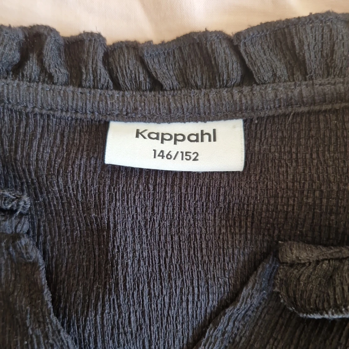 Svart blus med volang från Kappahl - 2