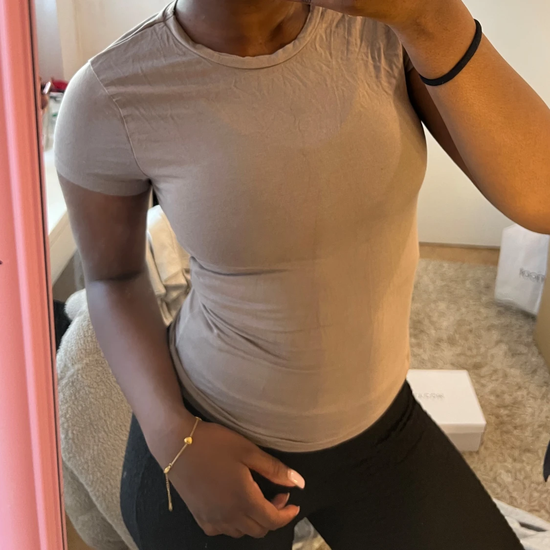 Beige tight t-shirt med rund hals