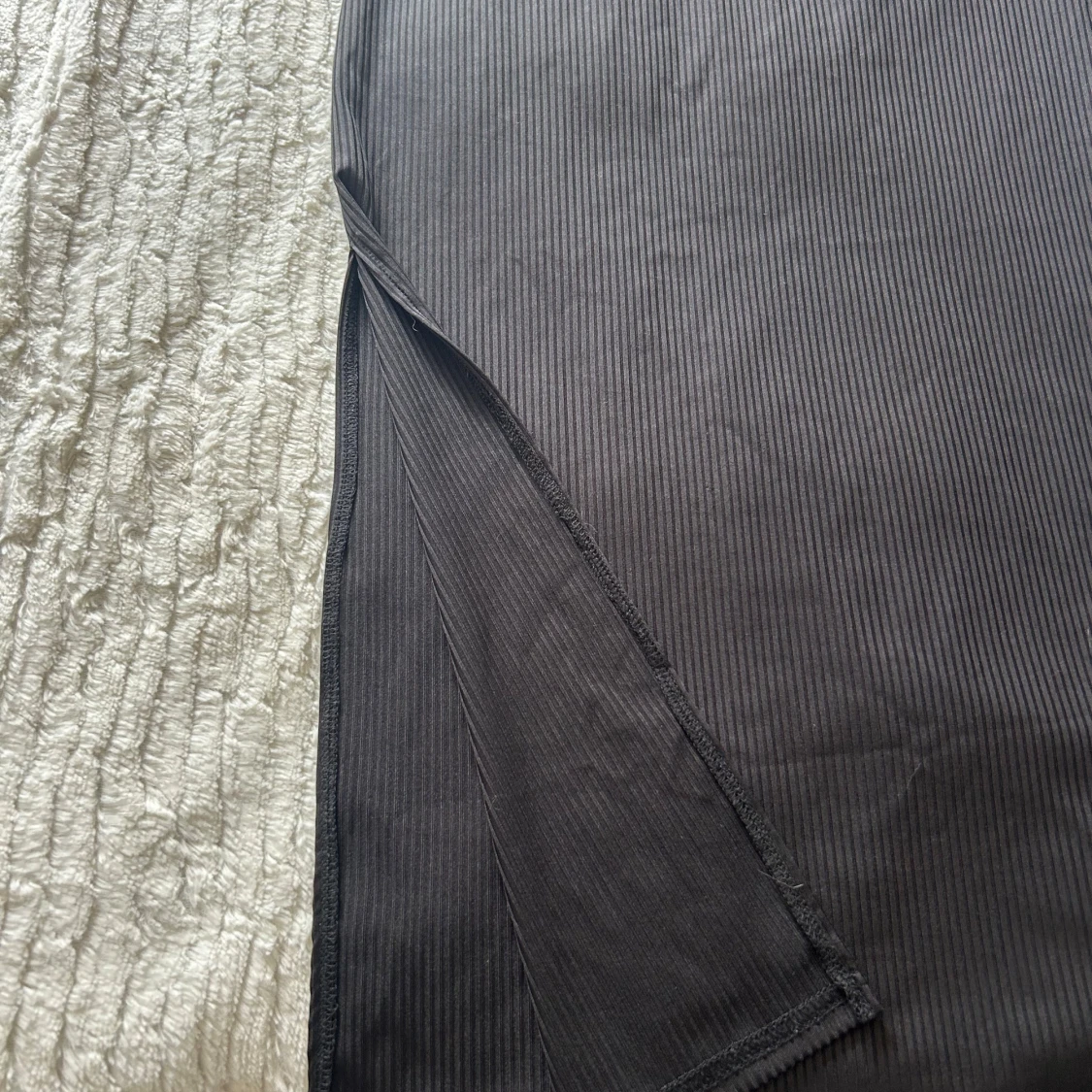 Svart långkjol med slits - 1