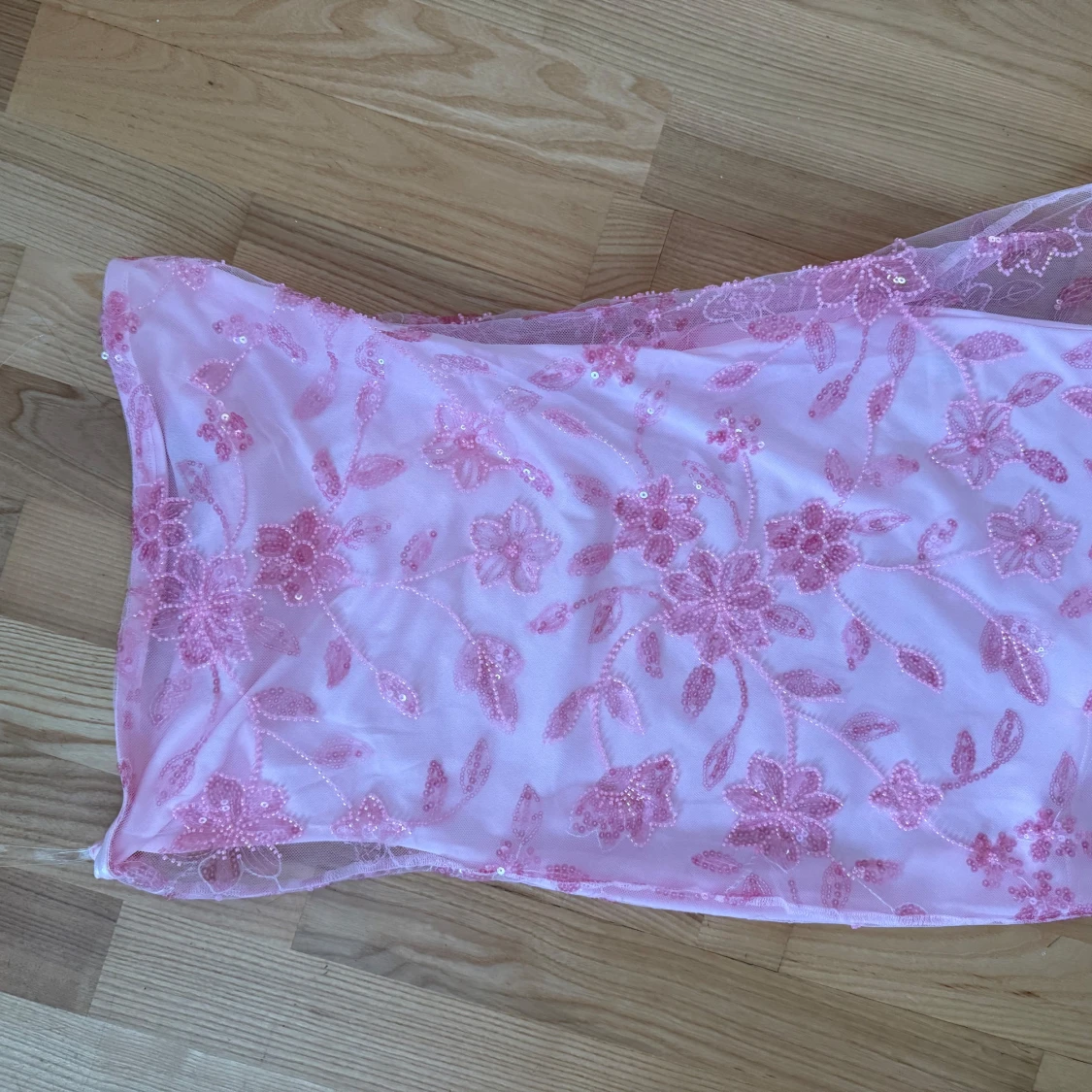 Rosa blommig axelbandslös kortklänning - 3