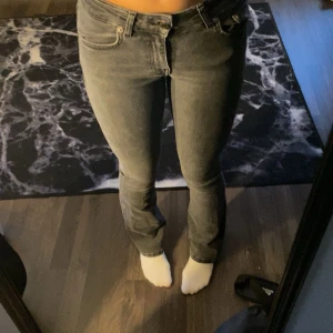 Grå bootcut jeans 157 XXS short - Säljer ett par gråa bootcut jeans från lager 157 i storlek XXS short. Jeansen har låg midja och klassisk femficksdesign. Säljer för att de har blivit för små för mig, men de är jättefina!