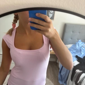 Ljusrosa topp med fyrkantig ringning - Snygg topp från Gina tricot som passar både vardag och fest!!🩷säljes då den aldrig kommer till användning