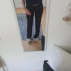Svarta kostymbyxor med raka ben, extra tall - Säljer ett par svarta kostymbyxor med raka ben och midwaist passform från Madlady i storlek 34 extra tall. Jag är 1,80 för referens och tycker de är perfekt i längden och jättefina men de sitter lite för tajt i midjan på mig. Har använts flitiligt och bara 2-4 gånger max.💓