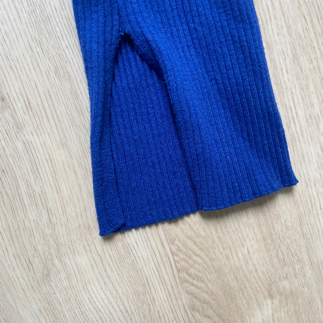 Kornblå ribbad kofta från Lindex - 1