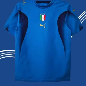 Italien blå fotbollströja Puma 2006 - Produkttyp: Sport-T-shirt Produktklassificering: Klassiska T-shirts Material: 100 % polyester Storlekar: Finns i alla storlekar (S till 2XL) Färg: Blå Längd: Kort till midjan Namn- och nummertryck tillgängligt Spelarklassificering: Sitter åtsittande mot kroppen. Beställ en större storlek om du föredrar en lösare passform. För tvättinstruktioner, vänligen kontakta oss privat.