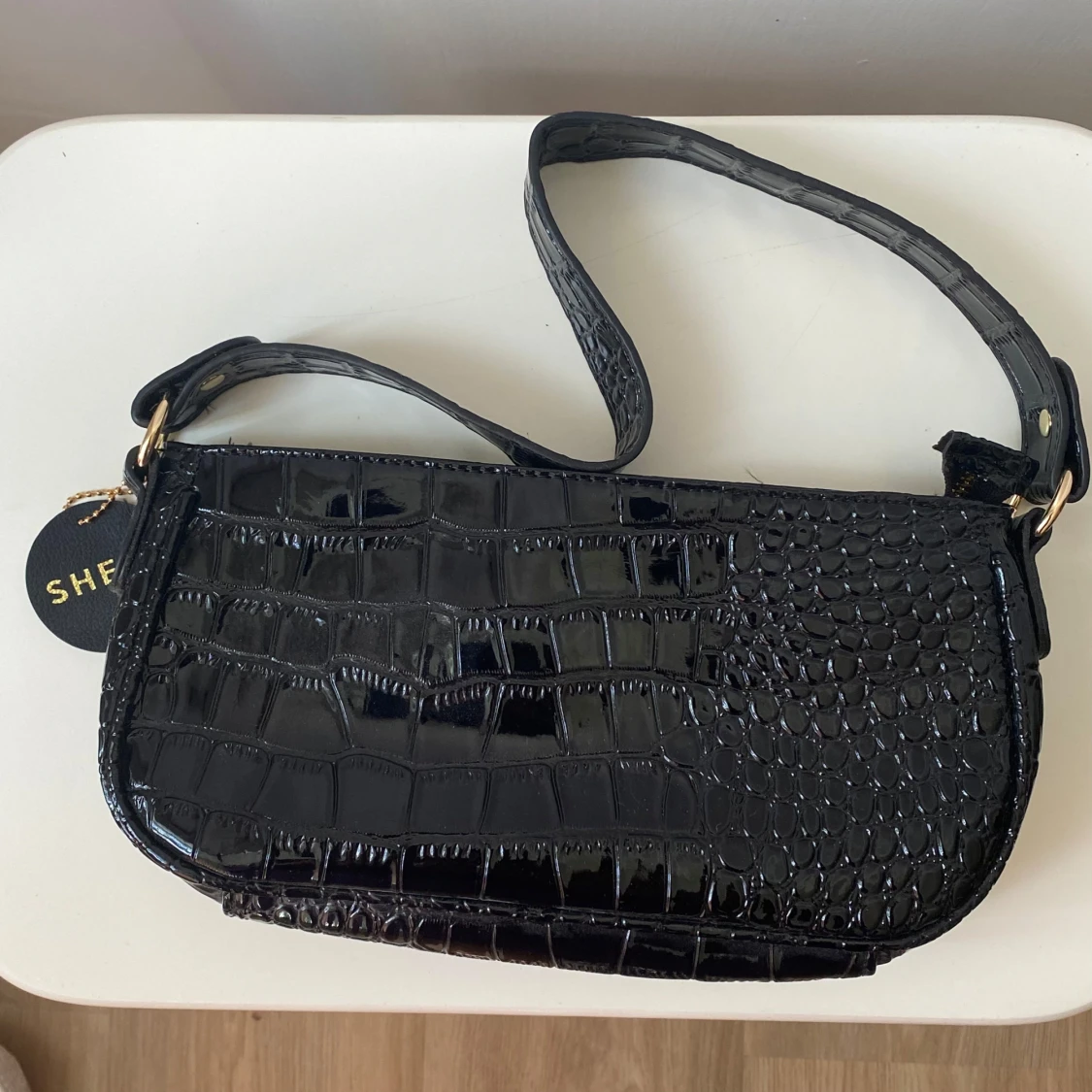 Svart axelväska i croco-look från SHEIN - 2