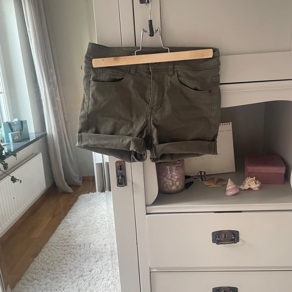 Olivgröna shorts från H&M Divided