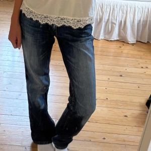 Lee jeans - Vintage Lee jeans med Bootcut. Mycket fint skick. Jag är 164cm lång för referens💕 fråga om du undrar något!!