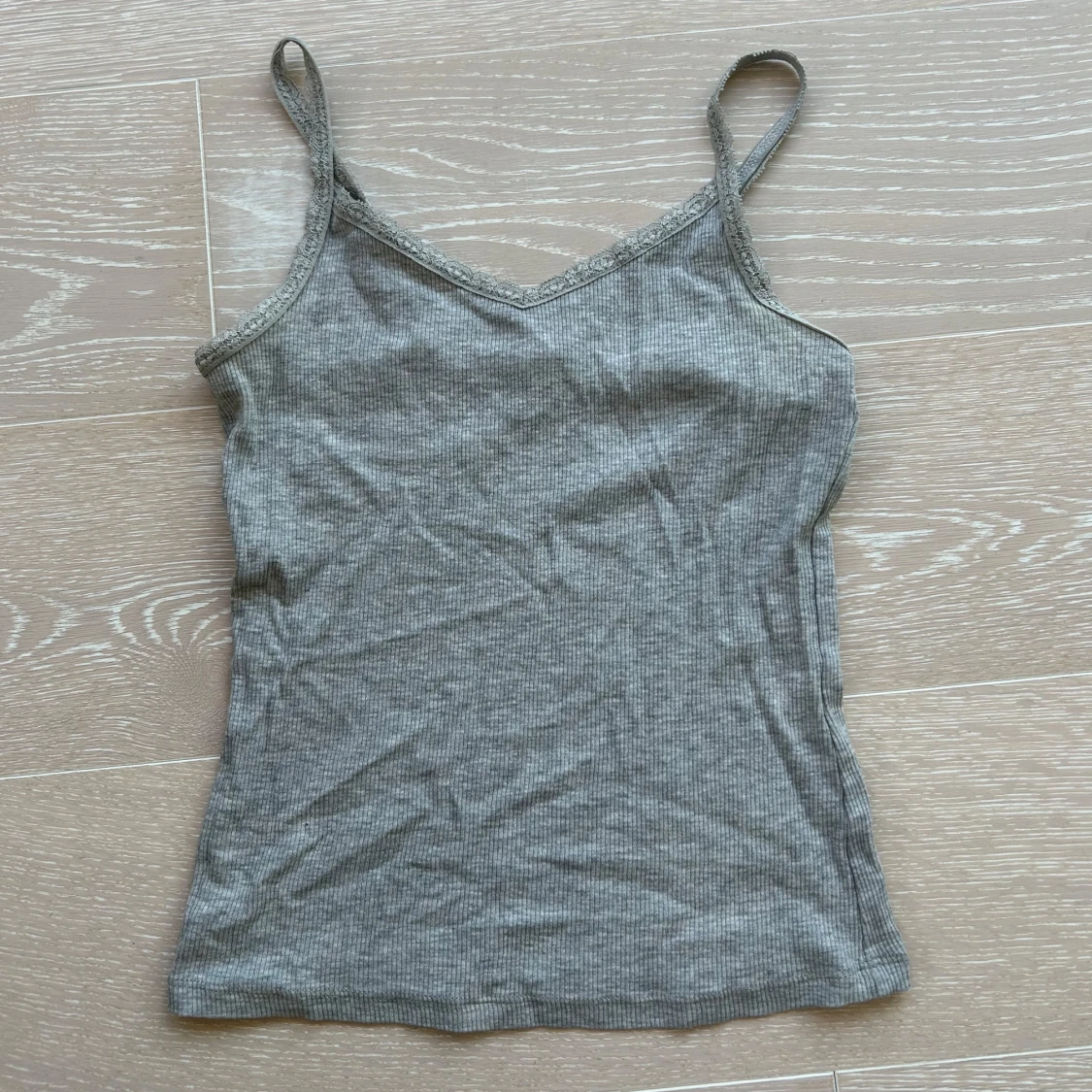 Grå ribbad linnetopp med spetskant