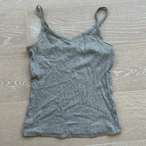 Grå ribbad linnetopp med spetskant - super gulligt grått linne med spetskant i st xxs💕 bara att fråga om mer bilder eller om ni har nån annan fråga🥰