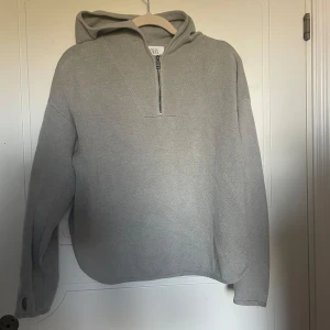Stickad hoodie - Stickad hoodie trean Zara. Lite nopprig. Storlek 13-14 år. 🌸